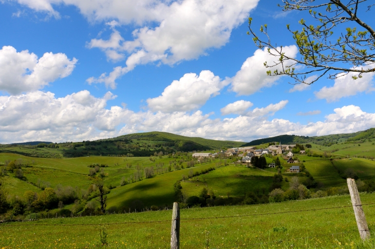 Vue sur le hameau de Vieurals. - Aurelle-Verlac