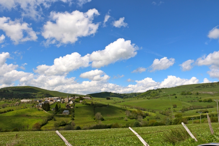 Vue sur le hameau de Vieurals. - Aurelle-Verlac