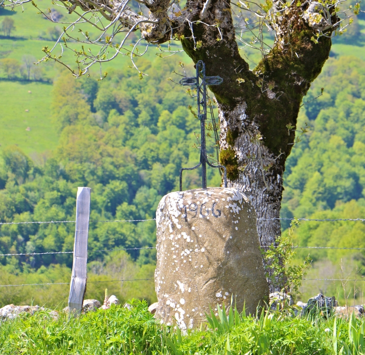 Croix de chemin à Vieurals. - Aurelle-Verlac