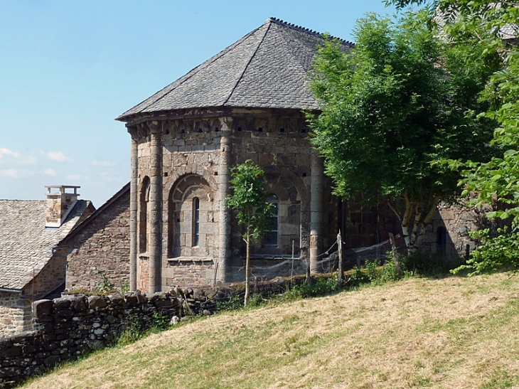 Le chevet de l'église - Aurelle-Verlac