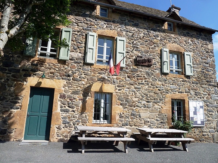 La mairie Le 1er Janvier 2016 les communes Aurelle-Verlac et Saint-Geniez-d'Olt    ont fusionné  pour former la nouvelle commune Saint-Geniez-d'Olt-et-d'Aubrac.