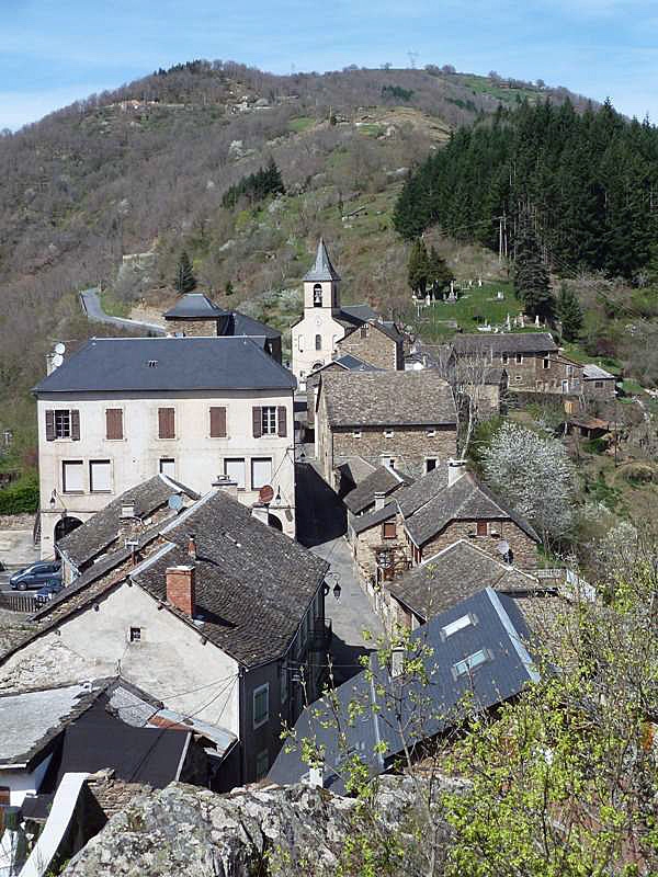 Vue plongeante sur le village - Ayssènes