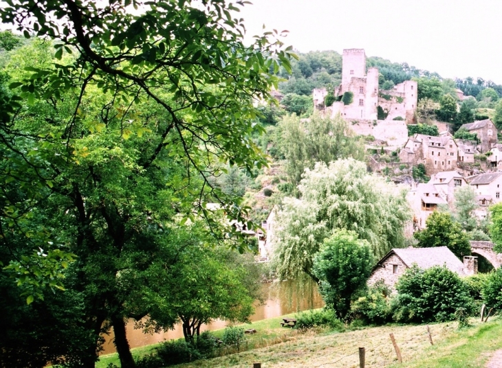 Vue d'un petit chemin - Belcastel