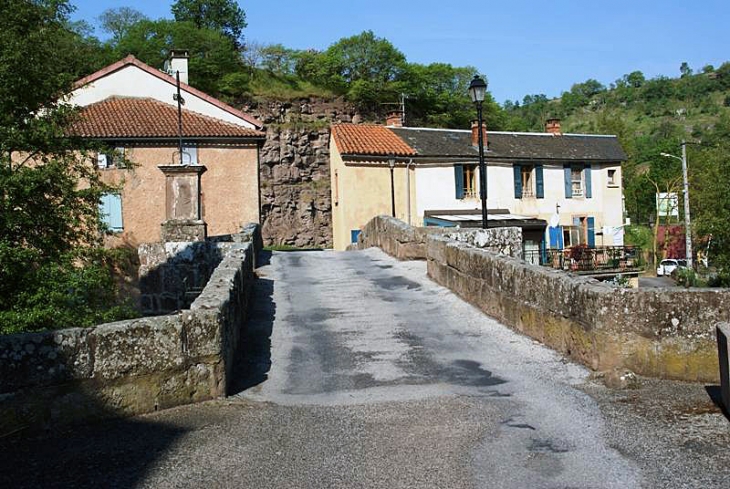 Sur le pont - Belmont-sur-Rance