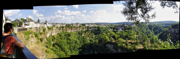 Vue panoramique du cirque creusé par le Dourdou - Bozouls