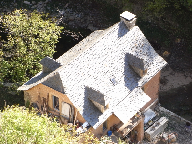 Maison danss la valléée sous BOZOULS