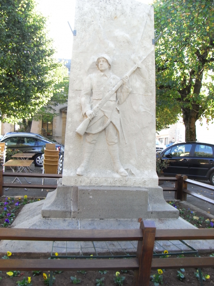 Monumeent aux morts de BOZOULS