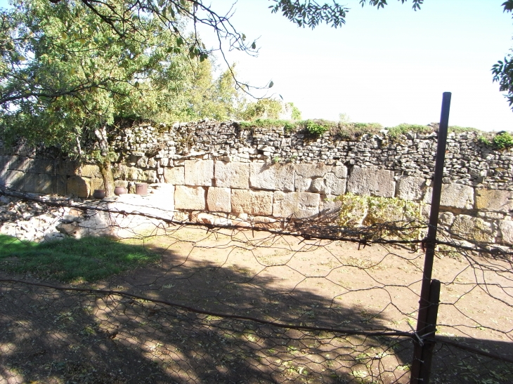 Mur romain de fortification dans la boucle de BOZOULS