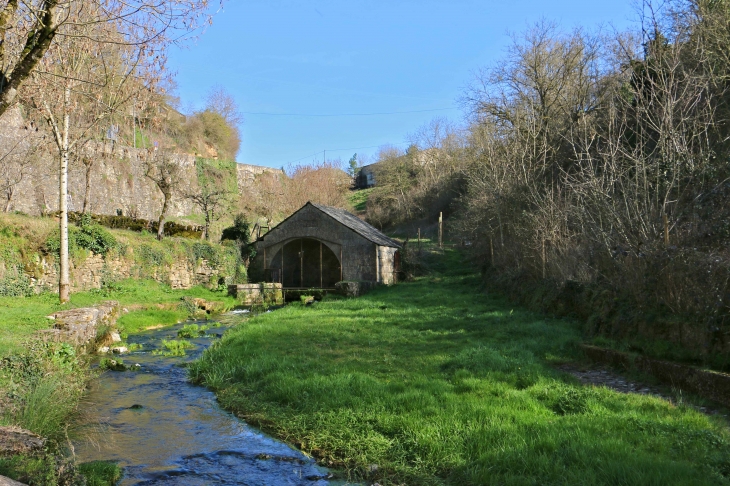 Fontaine d'Alrance : une des grandes sources des causses aveyronnais, après celles de Sorgues et de Salles la Source. Il s'agit en fait d'une exurgence pérenne qui alimente en eau potable le village jusqu'au milieu du XXe siècle d'ou son nom de fontaine. - Bozouls