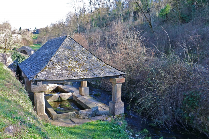 Le Lavoir alimenté par la fontaine de l'Alrance. - Bozouls