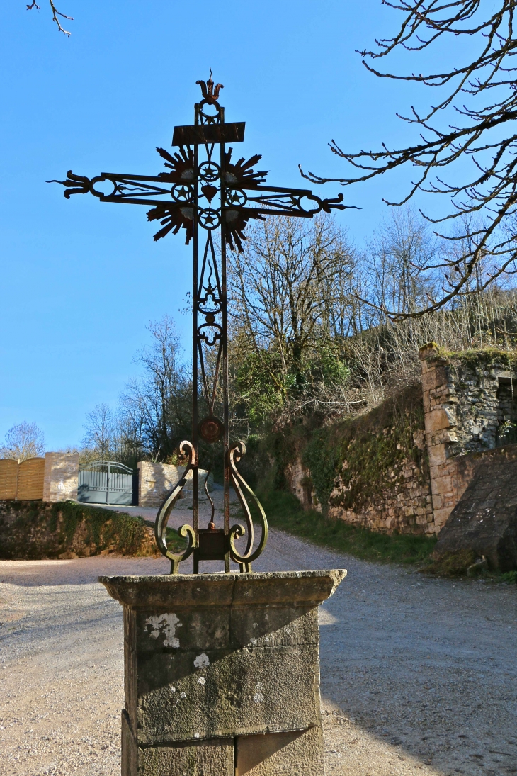 Croix de Mission près des Tours. - Bozouls