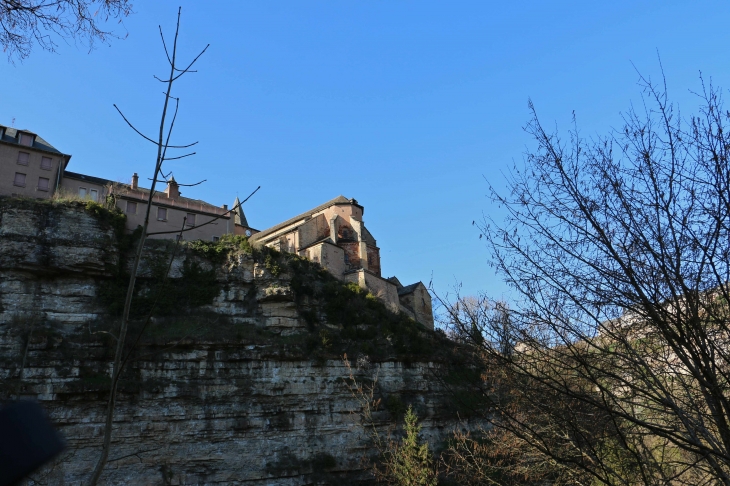 Le chevet de l'église Sainte Fauste sur le promontoire rocheux du site. - Bozouls