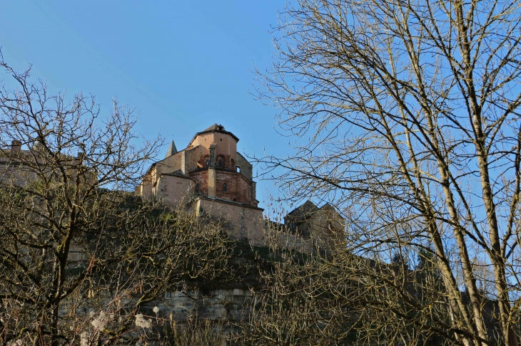 Le chevet de l'église Sainte Fauste sur le promontoire rocheux du site. - Bozouls