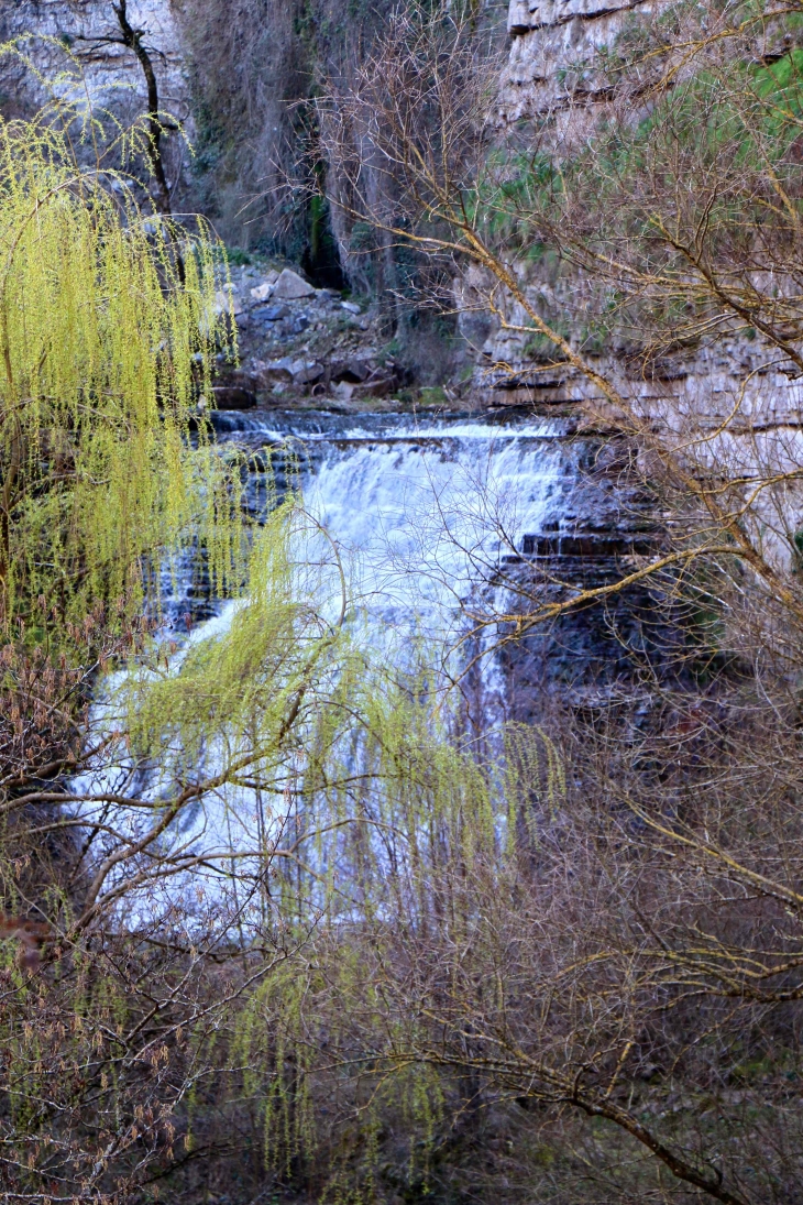 La cascade du Dourdou dans le trou de Bozoul. - Bozouls