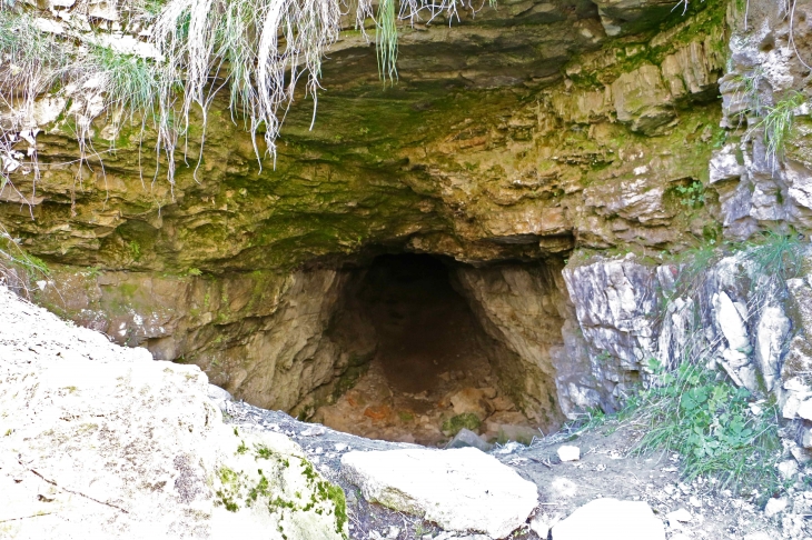 Trou de Bozoul, une cavité naturelle. - Bozouls