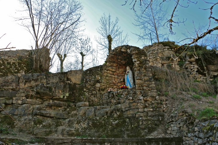 Trou de Bozoul, Vierge dans la montée à l'église Sainte Fauste. - Bozouls