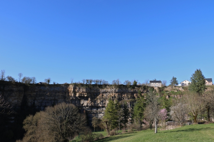 Vue des jardins de l'église Sainte Fauste. - Bozouls