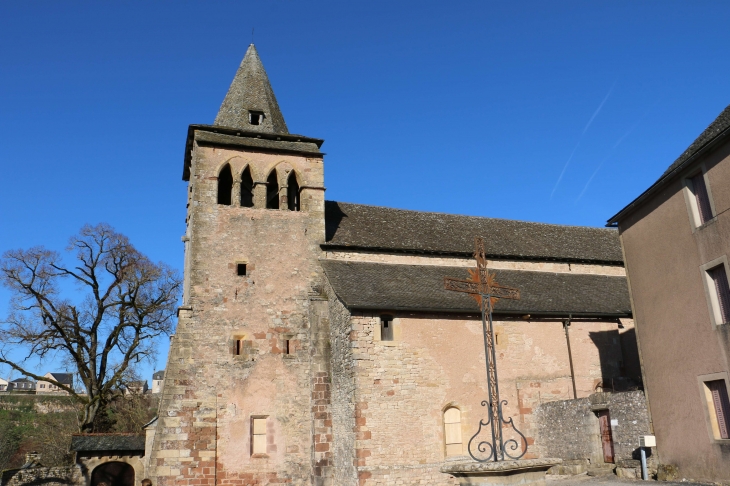 Façade sud de l'église Sainte Fauste. - Bozouls