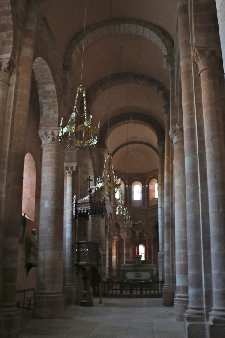 La nef vers le choeur de l'église Sainte Fauste. - Bozouls