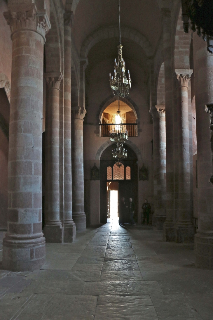 Eglise Sainte Fauste : la nef vers le portail. - Bozouls