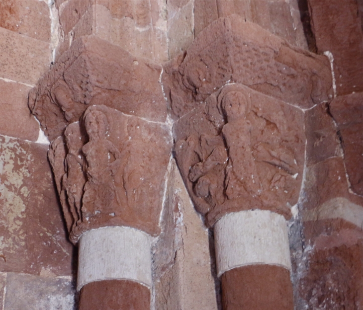 Eglise Sainte Fauste : chapitaux sculptés dans le grès rouge. - Bozouls