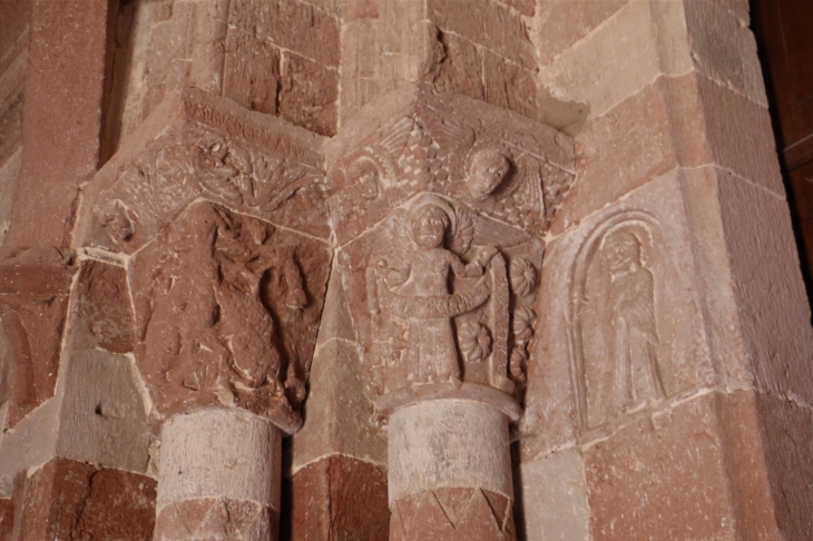 Eglise Sainte Fauste : chapitaux sculptés dans le grès rouge. - Bozouls