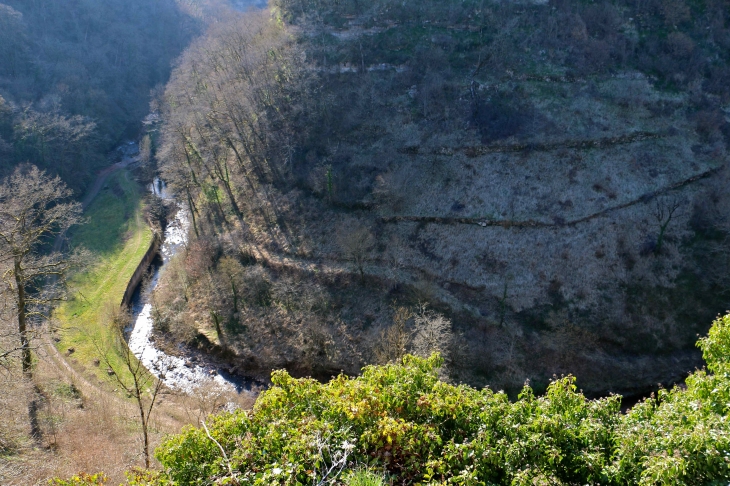 Le trou de Bozoul : les méandres des gorges du Doudou. - Bozouls