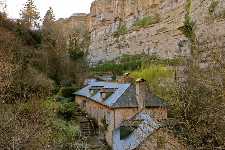 Trou-de-bozoul-maison-au-fond-des-gorges-du-dourdou - Bozouls