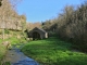 Photo suivante de Bozouls Fontaine d'Alrance : une des grandes sources des causses aveyronnais, après celles de Sorgues et de Salles la Source. Il s'agit en fait d'une exurgence pérenne qui alimente en eau potable le village jusqu'au milieu du XXe siècle d'ou son nom de fontaine.