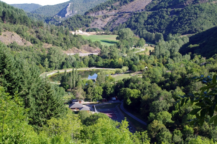 Les luxuriants chemins qui traversent les environs constituent un lieu de randonnées parfait pour les passionnés de la nature. - Brusque