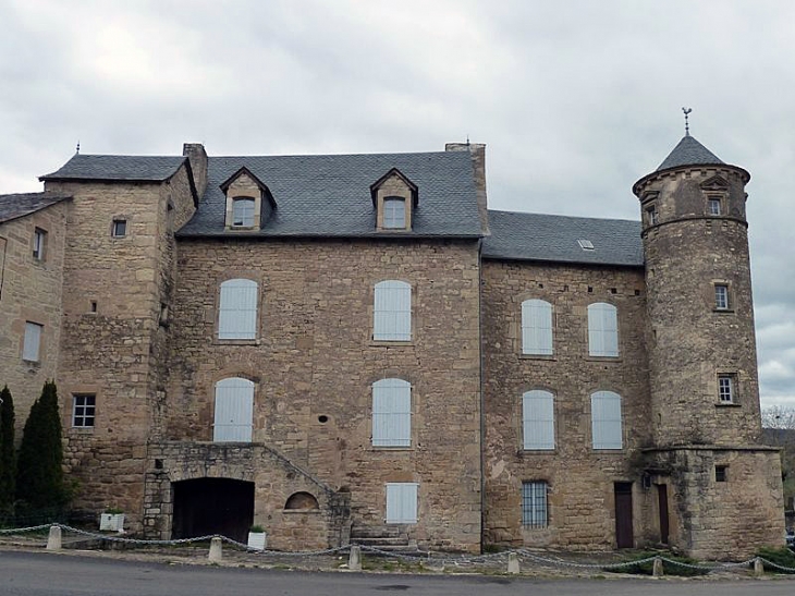 Le château Le 1er Janvier 2016 les communes   Buzeins, Lapanouse, Lavernhe, Recoules-Prévinquières et Sévérac-le-Château  ont fusionné  pour former la nouvelle commune Sévérac-d'Aveyron .