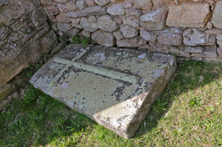 Pierre tombale, contre l'église Saint Pierre. - Canet-de-Salars