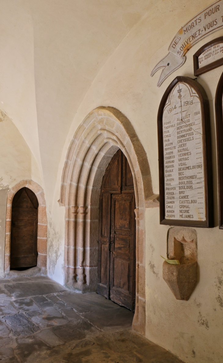 Le porche sous le clocher mur de l'église Saint Pierre. - Canet-de-Salars