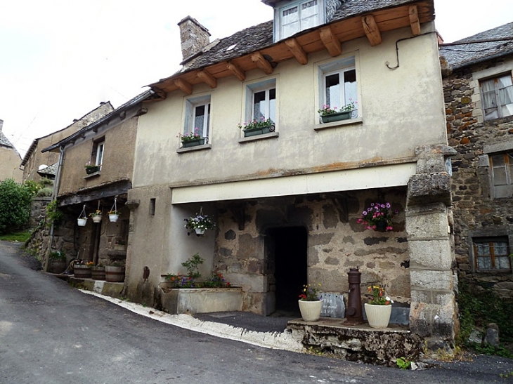 Sous les maisons - Cassuéjouls