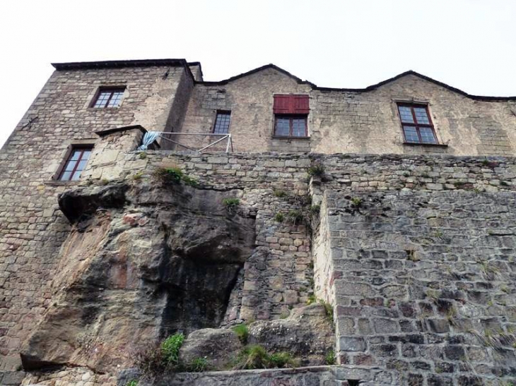 Maisons au dessus du rempart - Castelnau-Pégayrols