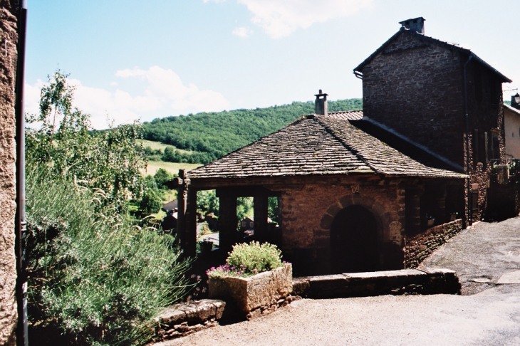 Une rue dans Combret