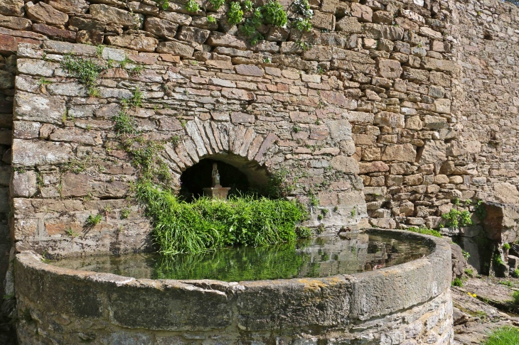 La fontaine de l'Abbaye de Bonnecombe. - Comps-la-Grand-Ville