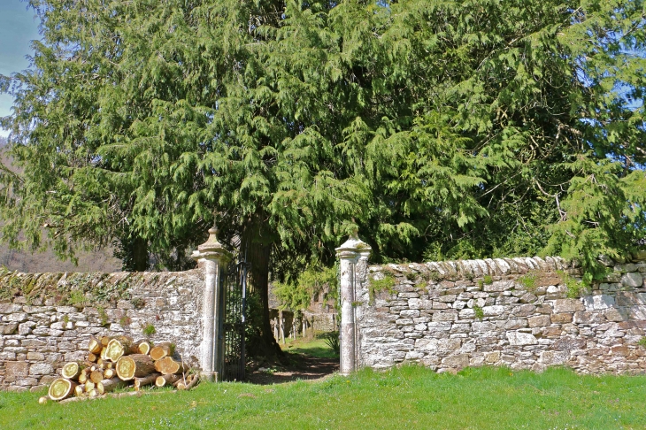 Cimetière de l'abbaye Notre Dame de Bonnecombe. - Comps-la-Grand-Ville