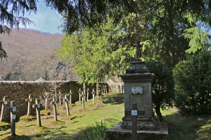 Cimetière de l'abbaye Notre Dame de Bonnecombe. - Comps-la-Grand-Ville