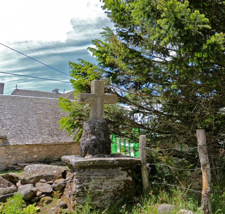 Croix-de-chemin-a-l-entree-du-hameau-de-salgues - Condom-d'Aubrac