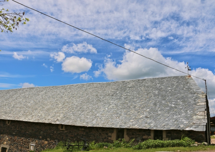 Jolie-couverture-d-une-grange-du-hameau-de-salgues - Condom-d'Aubrac