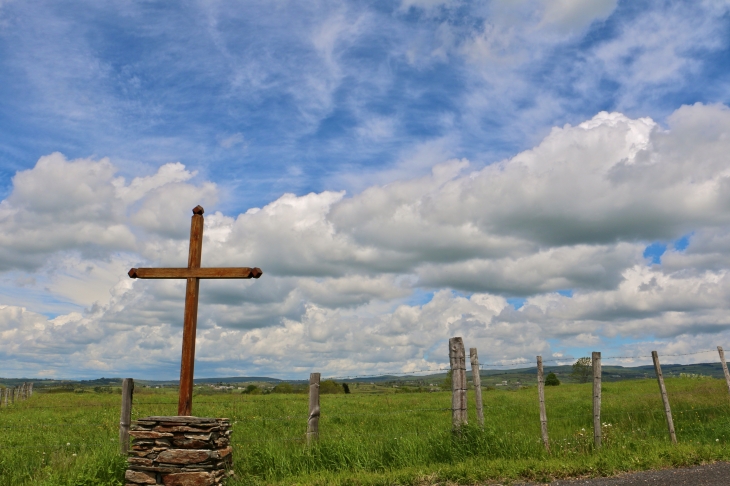 Croix de chemin aux alentours du hameau d'Aunac. - Condom-d'Aubrac