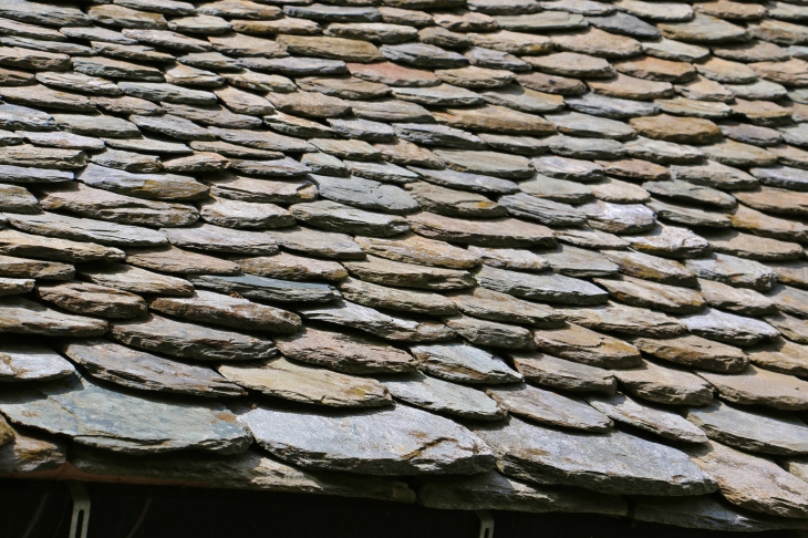 Hameau d'Aunac : détail couverture en lauze. - Condom-d'Aubrac