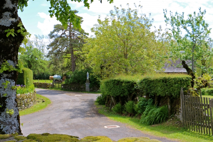 Le carrefour du hameau d'Aunac. - Condom-d'Aubrac