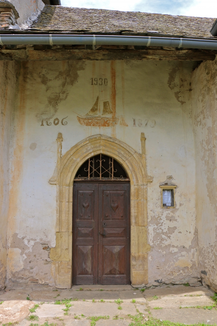 Eglise du hameau d'Aunac : le porche d'entrée date, pour sa base, du XVe siècle. Le haut a été refait en 1606. - Condom-d'Aubrac