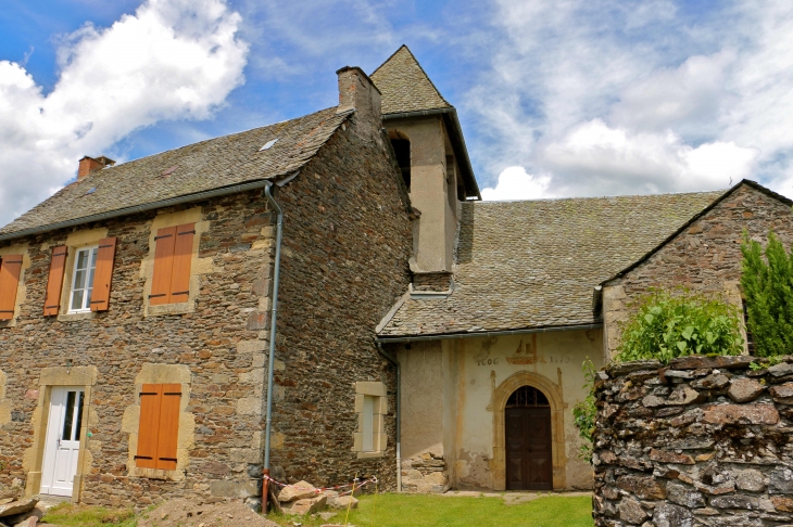 Façade sud de l'église du hameau d'Aunac. - Condom-d'Aubrac