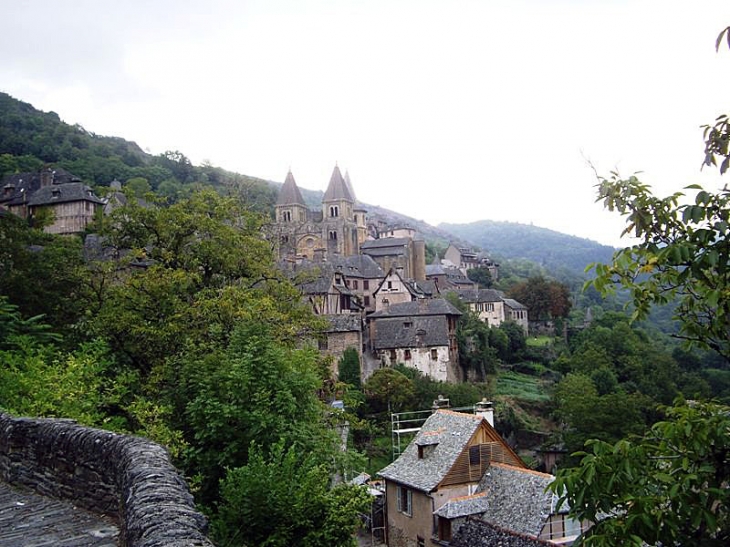 Vue sur le village Le 1er Janvier 2016 les communes Conques, Grand-Vabre, Noailhac et Saint-Cyprien-sur-Dourdou  ont fusionné  pour former la nouvelle commune Conques-en-Rouergue.