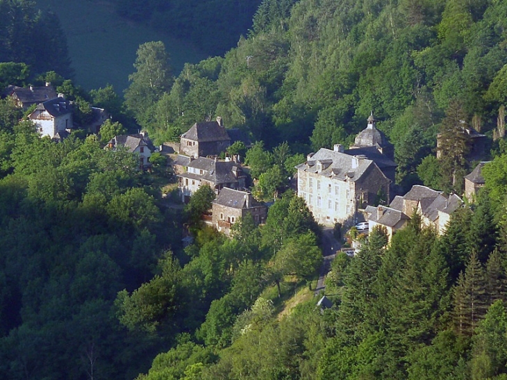 Cabrespines : vue plongeante sur le hameau - Coubisou