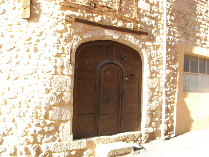 Porte cochère  en anse de panier avec portillon dans le centre, beau tracé de menuiserie  - Entraygues-sur-Truyère