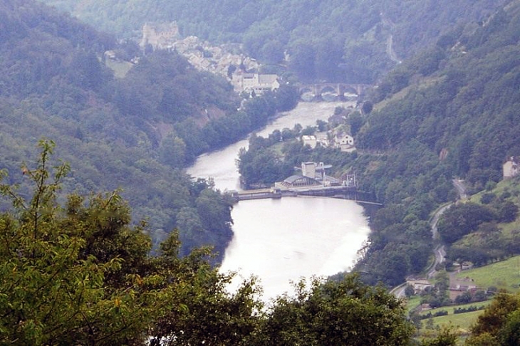 Vue sur la ville, la Truyere et le barrage de Cambeyrac - Entraygues-sur-Truyère